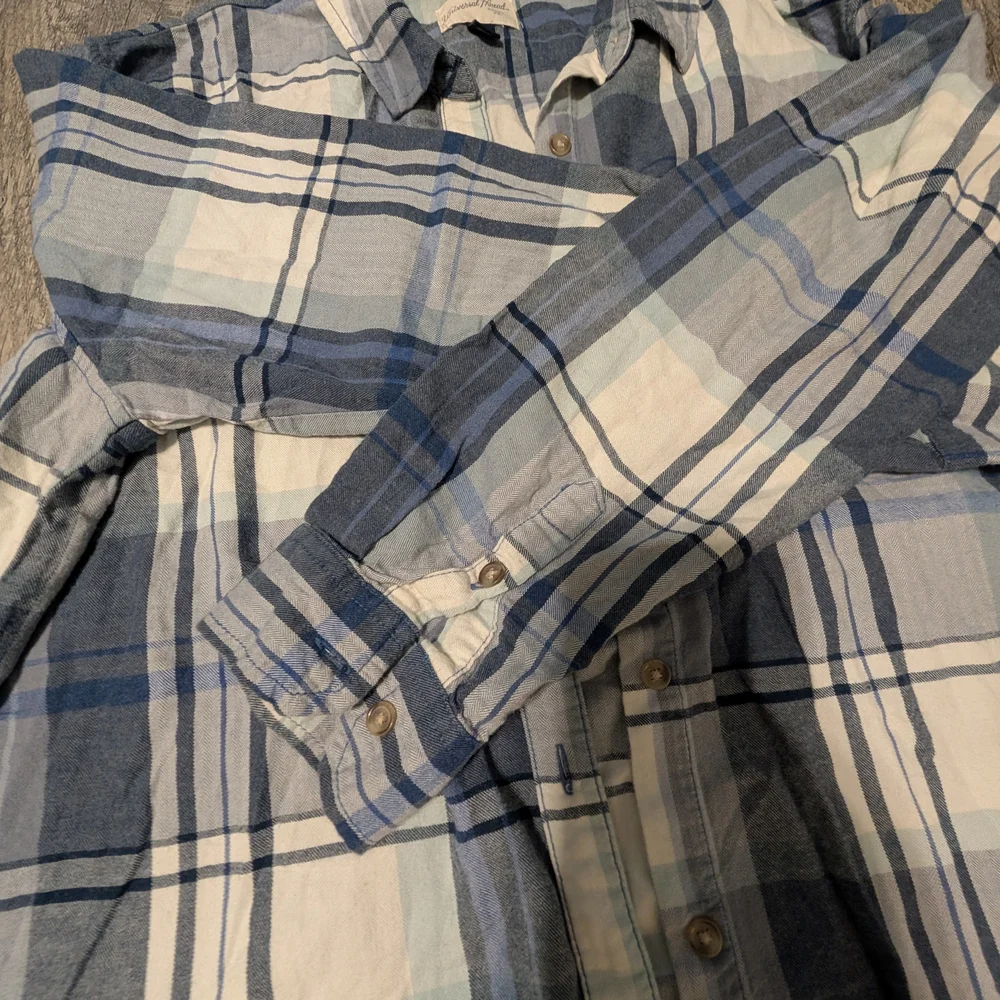 Universal Thread Blue and White Flannel Plaid Button Down Shirt Women's Large - Picture 4 of 7